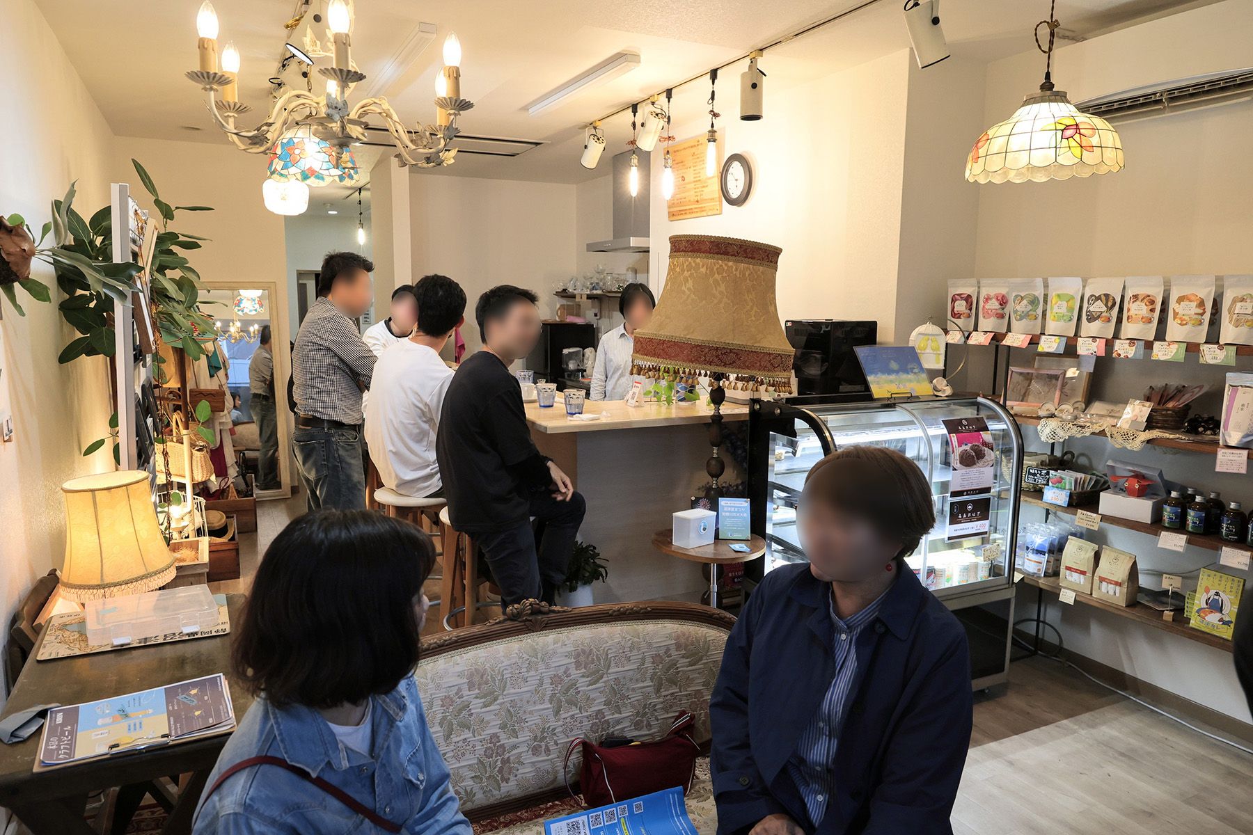 店内の写真 カウンターやテーブル席に人が座って交流している