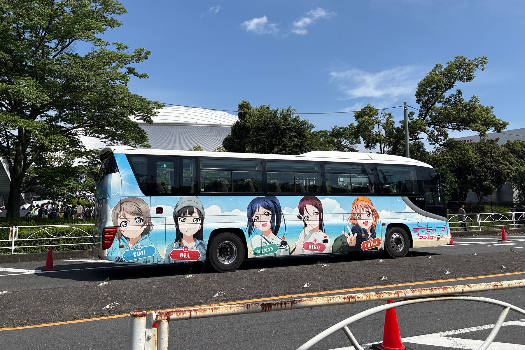 ベルーナドームの前の道路を通過するラッピングバス