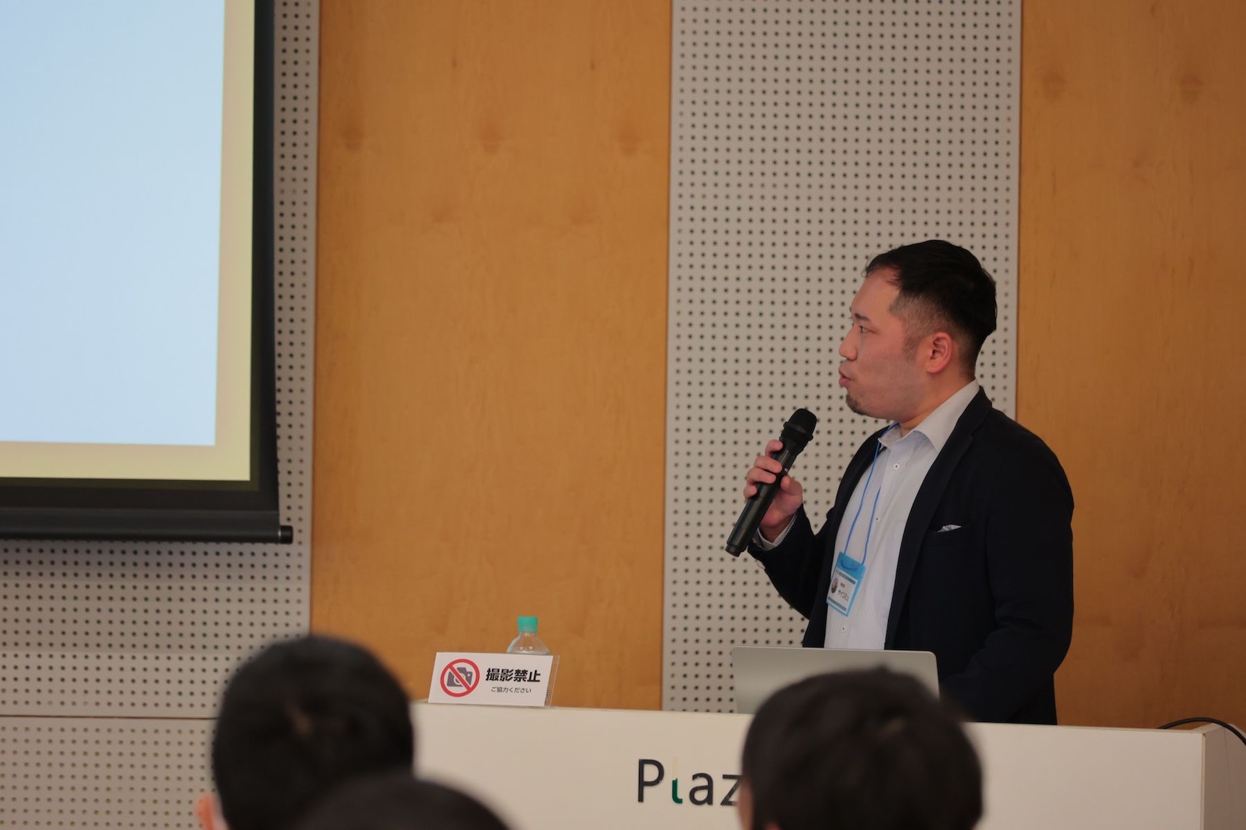 プレゼン発表する人をアップで撮影している。