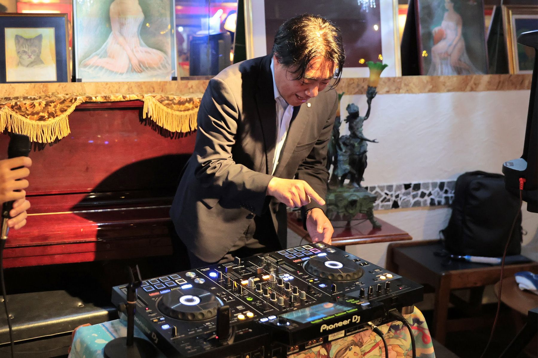 DJブースでCUEボタンを押す頼重市長