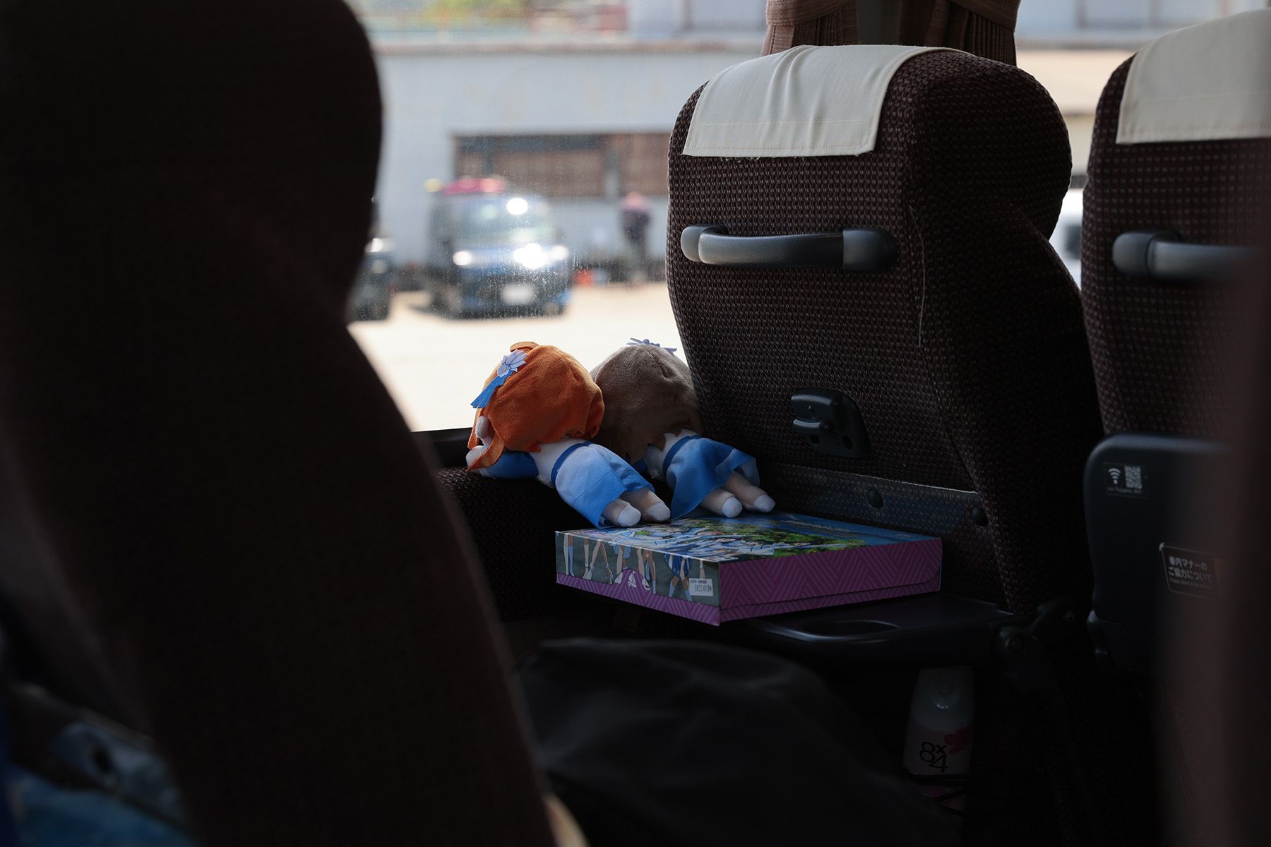 高海千歌と渡辺曜の寝そべりぬいぐるみを窓に向けて景色を眺めさせている