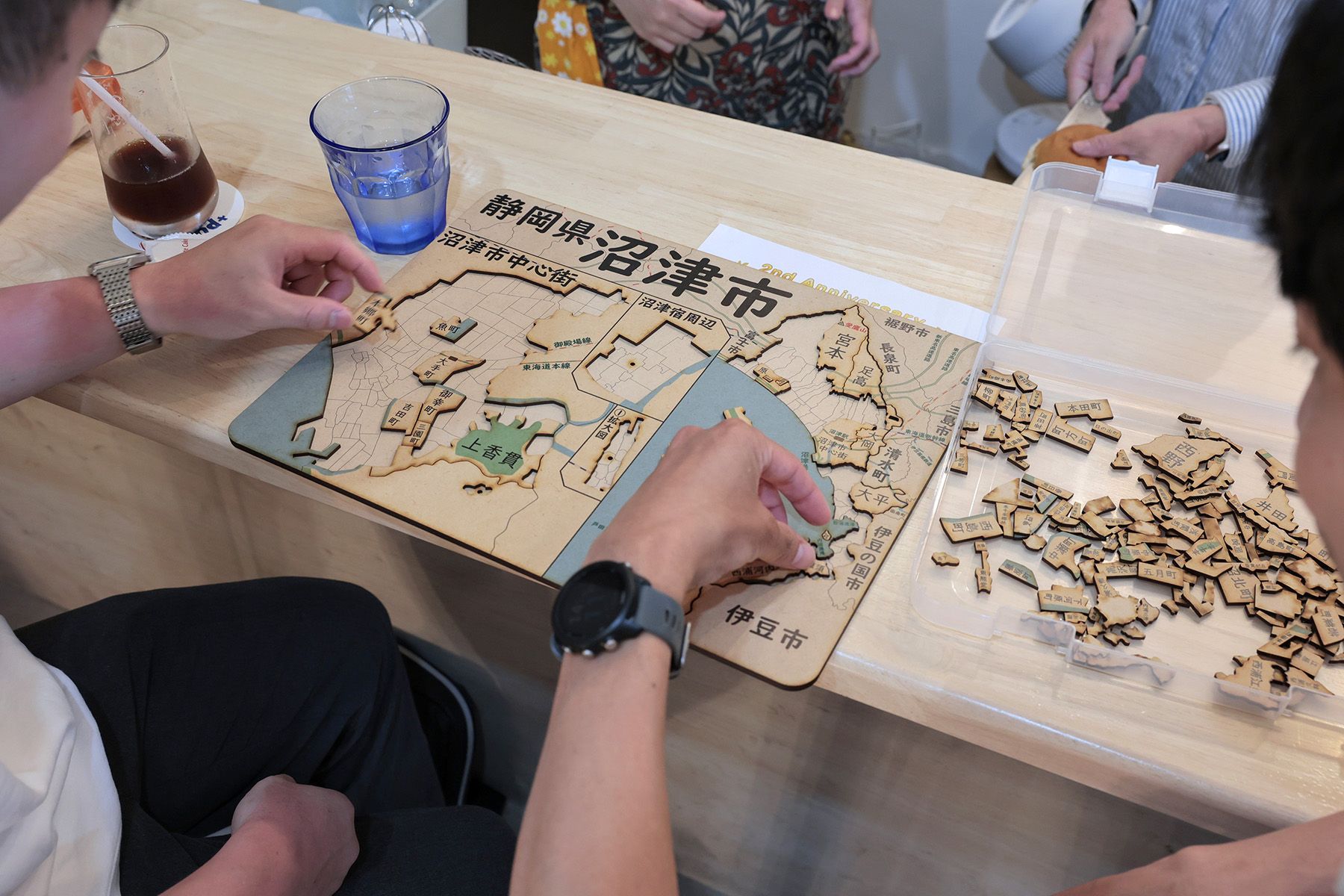 メンバーが持ち込んだ沼津市の町域パズルを解いている様子