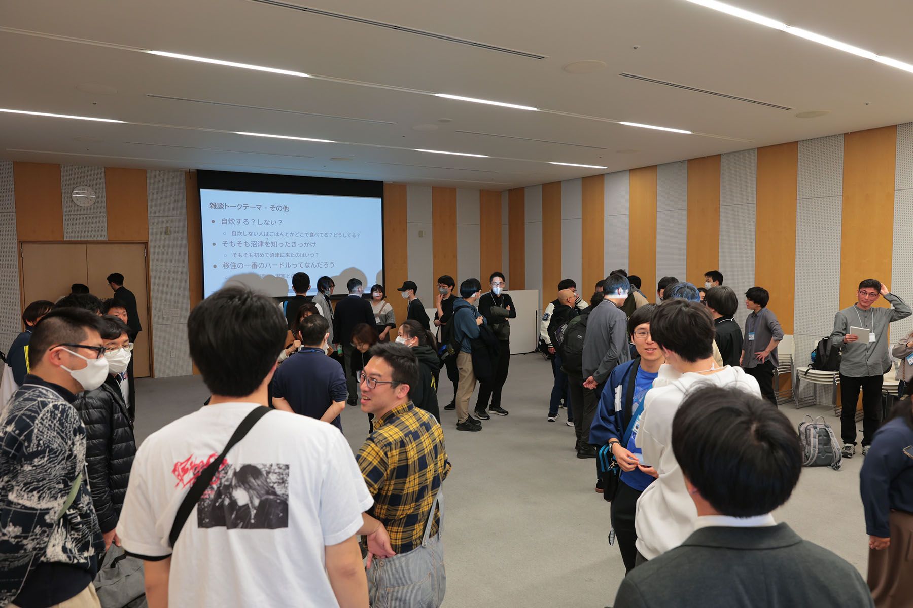 雑談タイムの写真。広い空間で人々が語らっている。