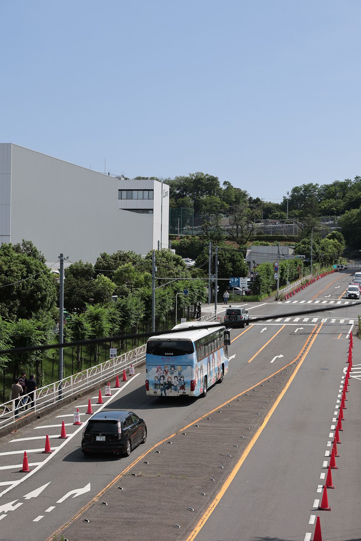 運行を終え、沼津に向けて回送するため会場前を立ち去るラッピングバス